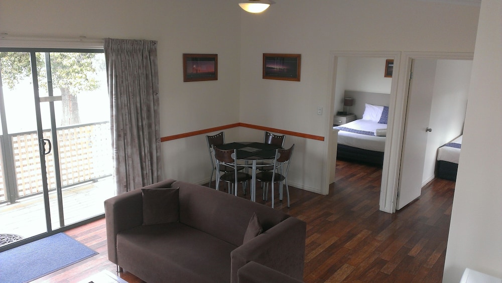 Oval Motel