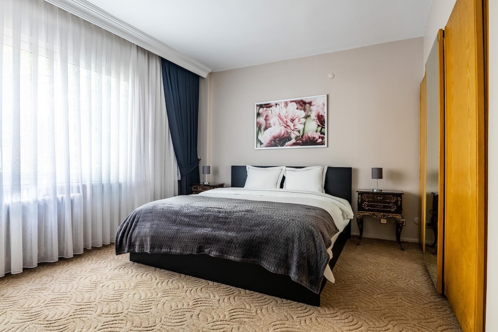 Chic Spacious Flat w Balcony 5 min to Moda Coast