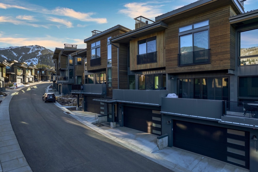 Northern Slope by Avantstay Stunning Ski In Out Condo w Hot Tub