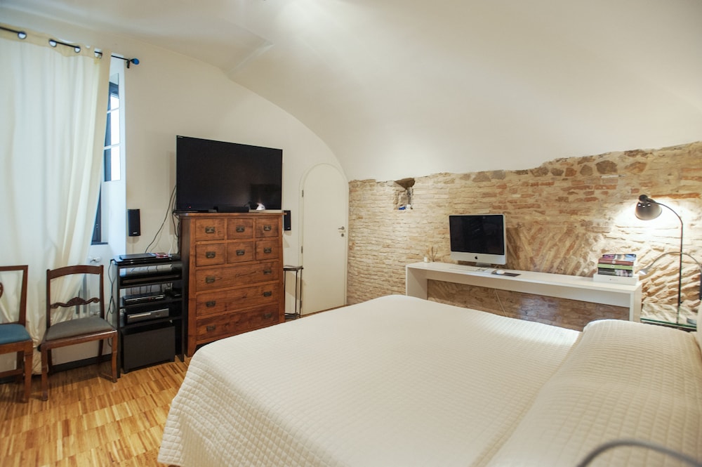 Portico - WR Apartments