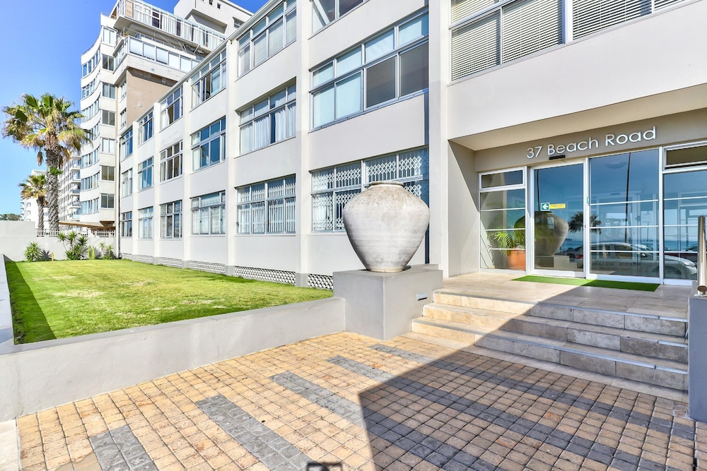 Sea Views by the Promenade at Oceanmist Studio