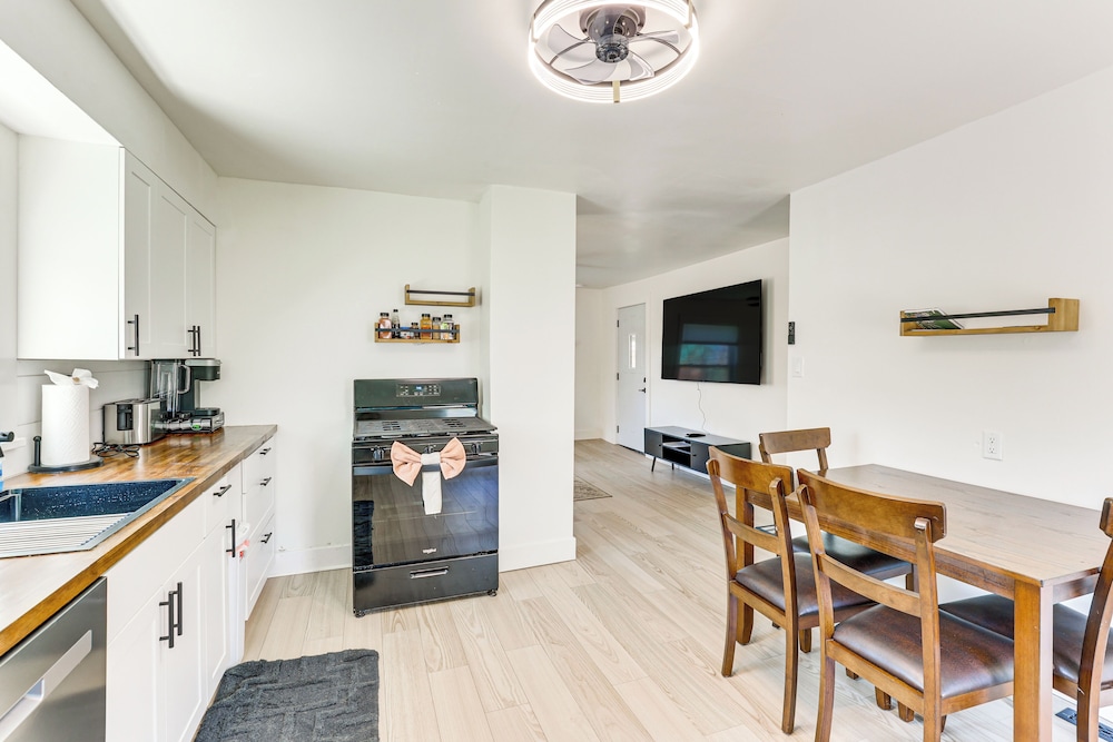 3 Mi to Dtwn: Quiet Youngstown Apt w/ Deck!