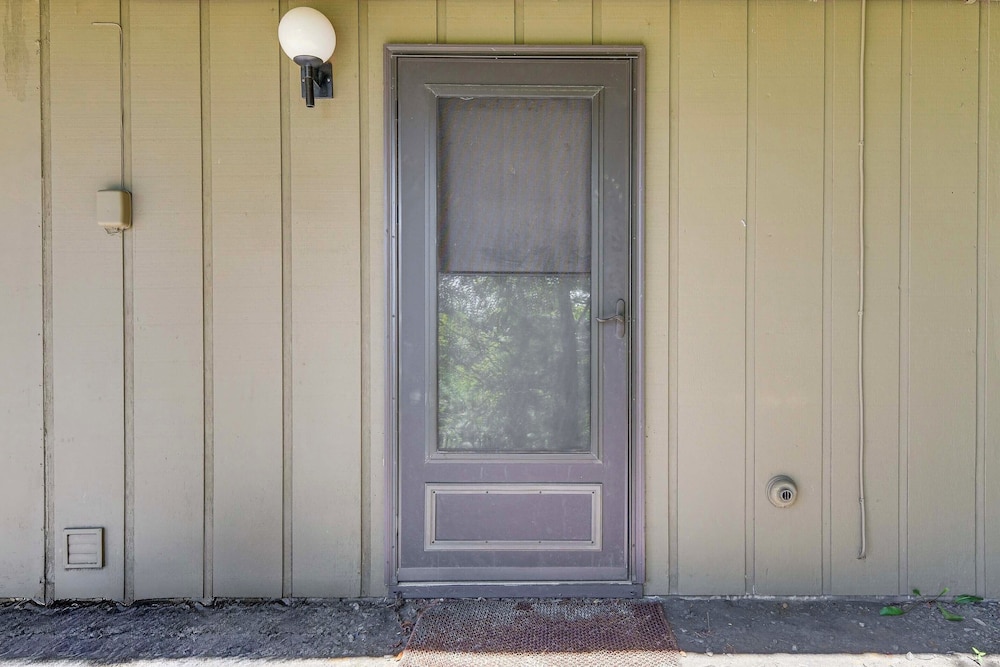 < 1/2 Mi to Sugarbush Resort: Condo w/ Deck!