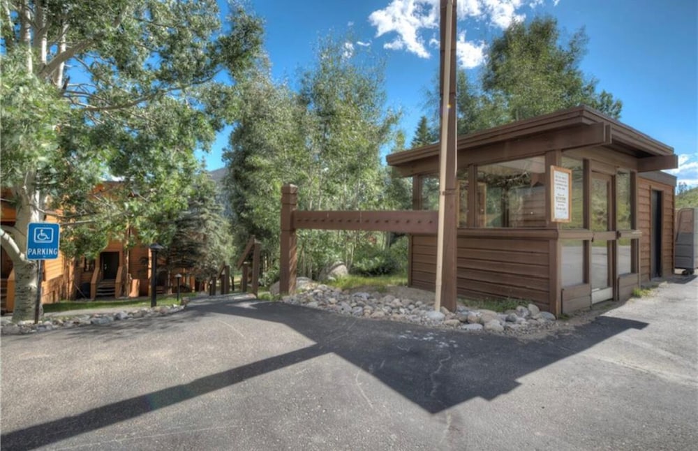 Tennis Townhome #1327 : 2, 225