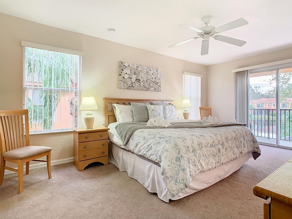 Family Getaway 4BR Townhome by Old Town