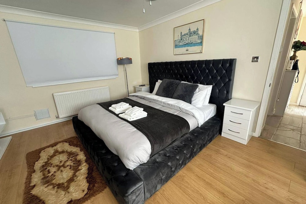 4 Bedroom Seaside House in Clacton-on-sea Sleeps 8