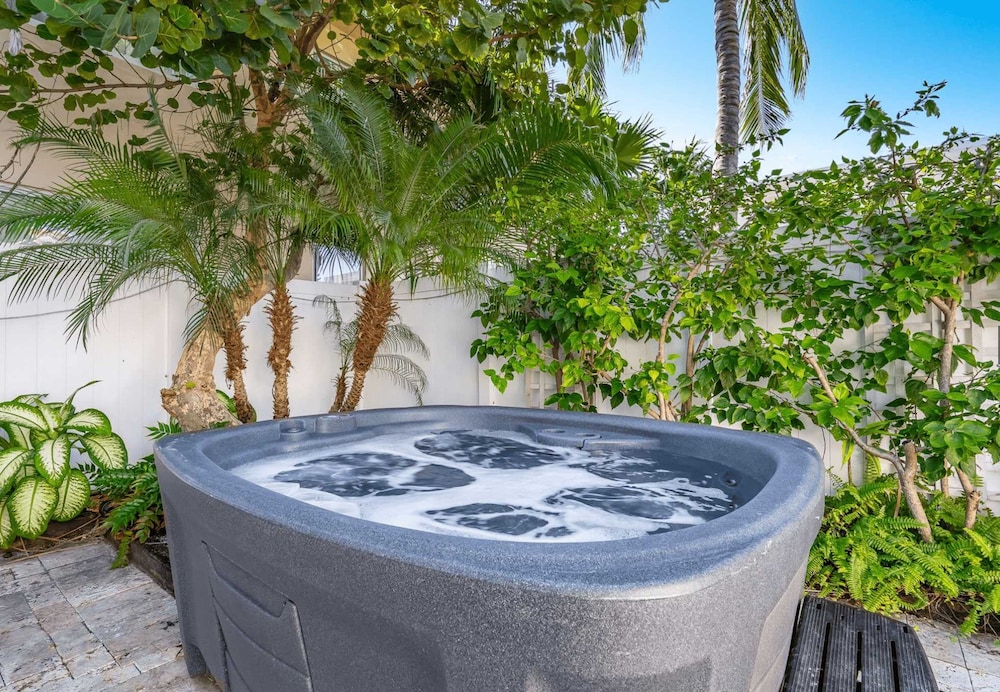 Beach House on the Beach for 8 People With Jacuzzi