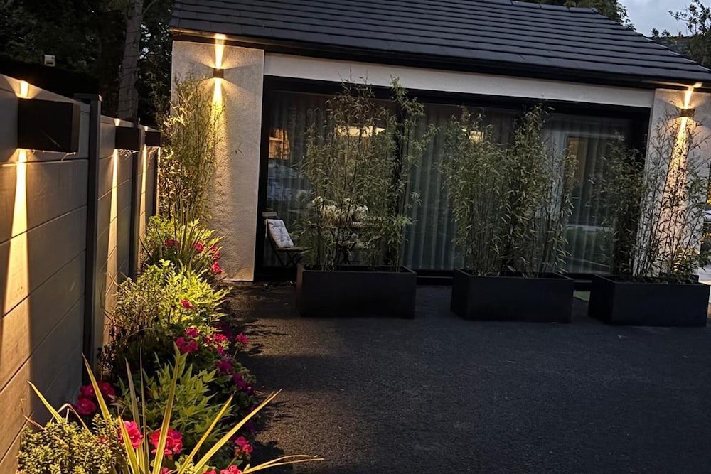 Cottage - Sleeps 2, Patio & Free On-road Parking