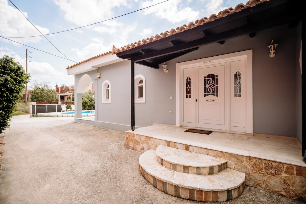 Rahes Villa With Private Swimming Pool