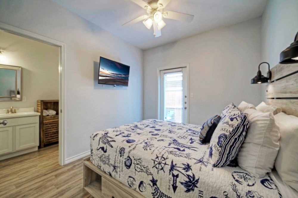 Sleeps 29, 3 Homes Beachside Resort Pool, Walk to the Beach