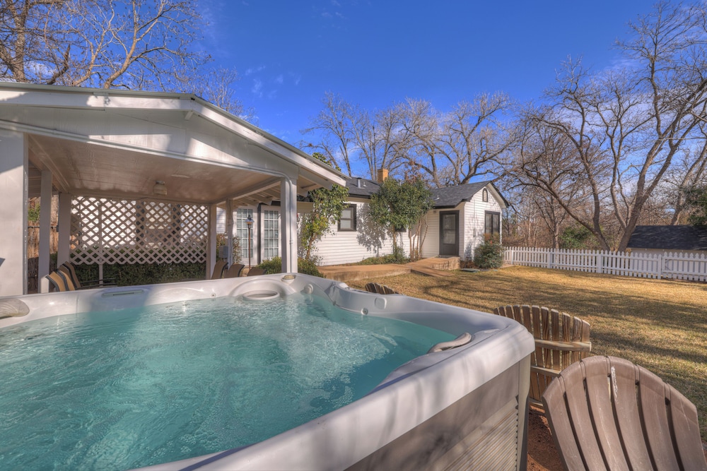 Leicht Haus Hot-tub & Fire Pit, 5 Blks to Marktplatz!