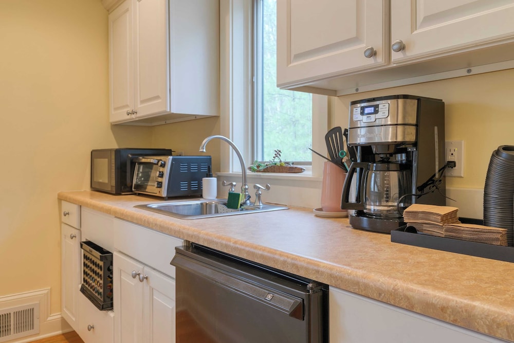 Pool+hot Tub, Firepit Near Hikes, Shops, Dining Cragswood Lodge by Avantstay