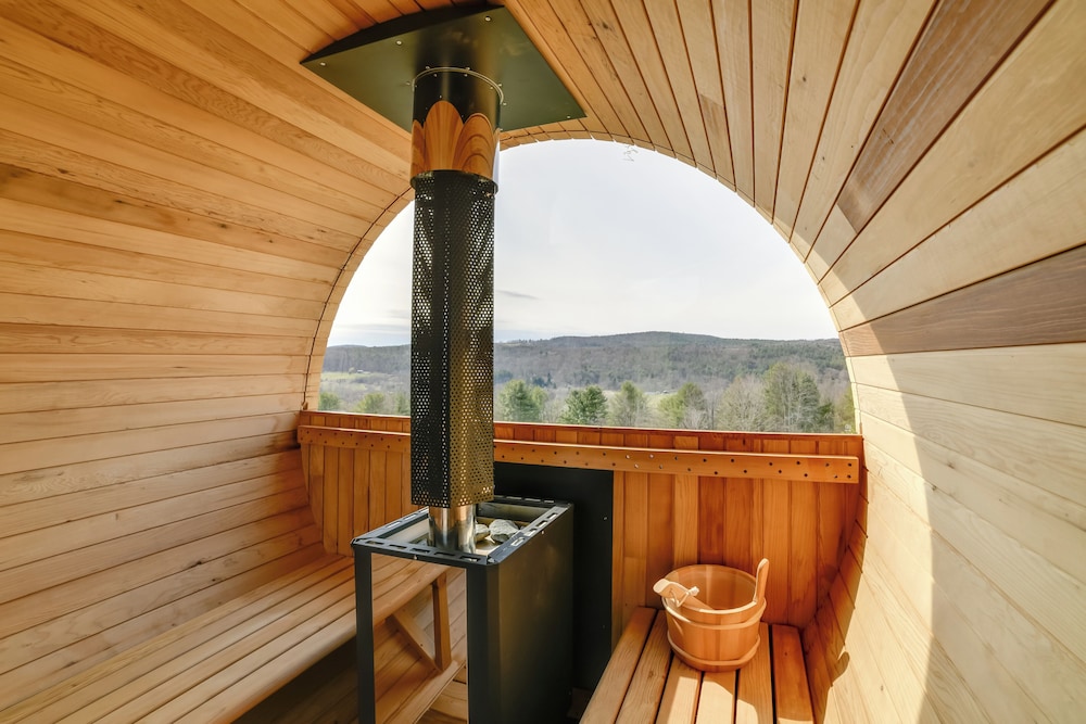 The Bear Dome w/ Barrel Hot Tub in Franklin!