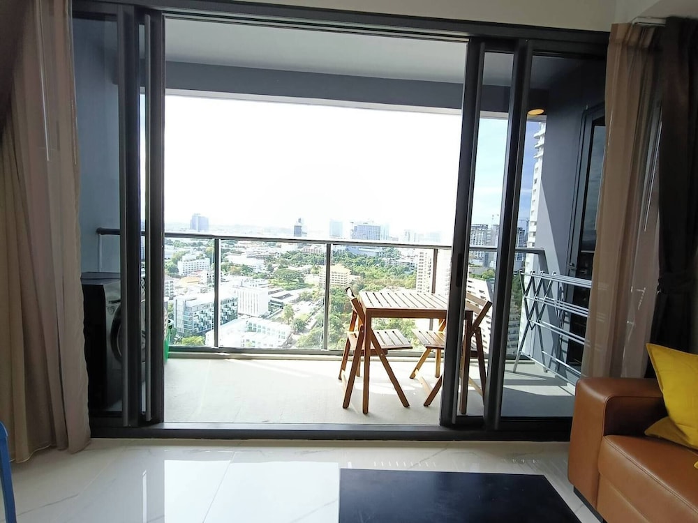 Luxury Large One Bedroom Seaview Serviced Apartment at Wongamat, Pattaya