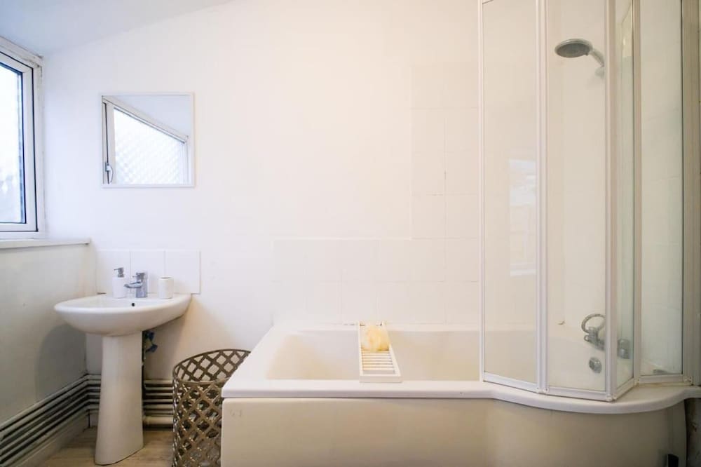 4 Bed House Sleeps 7-free Parking- Contractors