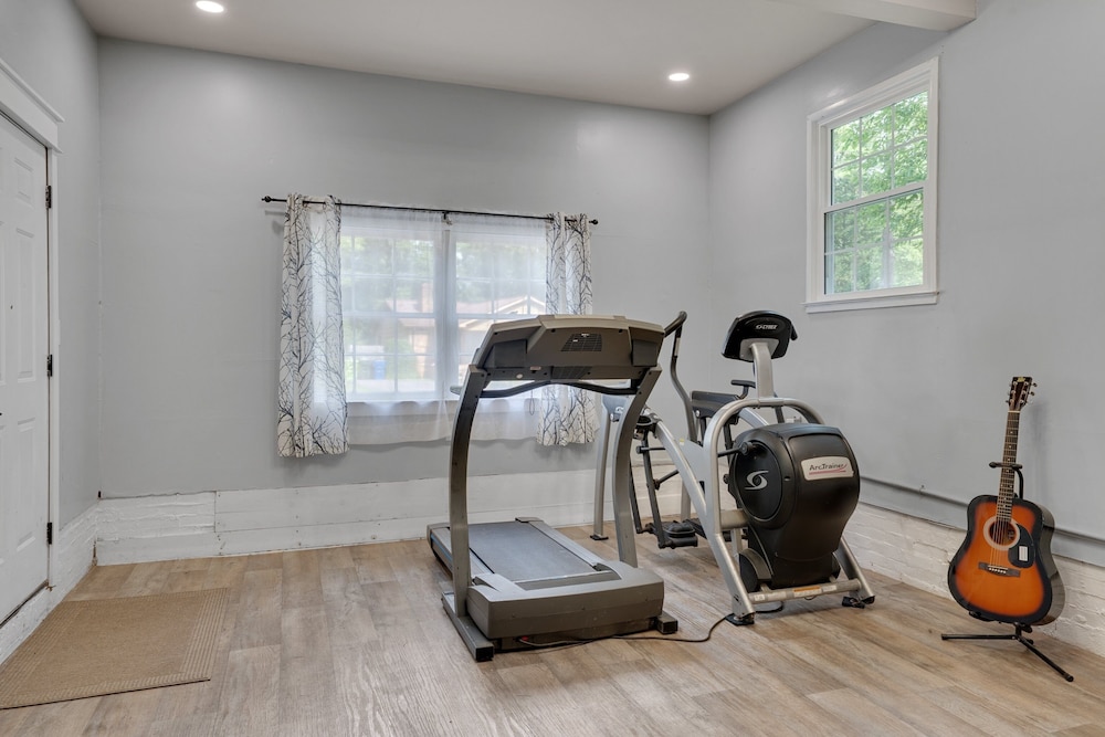 Relaxing Retreat Near North Hills & Downtown 3 Bedroom Home