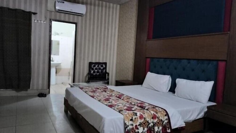 United Hotel Lahore view 3