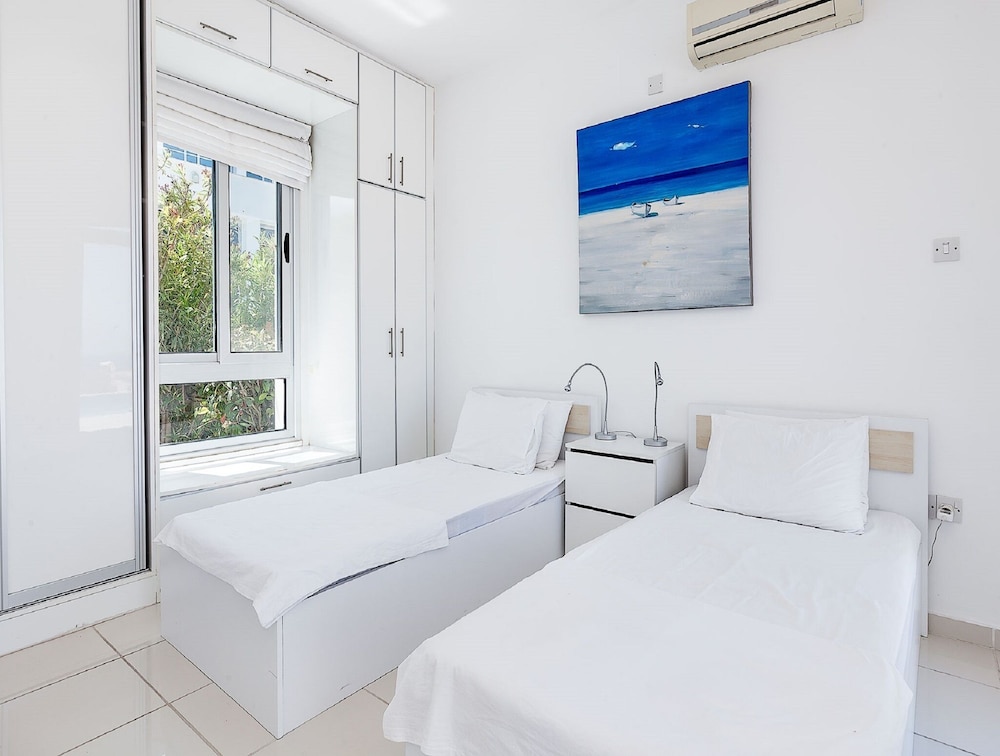 An Executive 3 Bedroom Villa, Private Pool, Ac Wifi in all Rooms, Internet Tv view 2