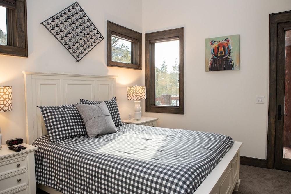 The Seasons 1818 2 Bedroom Condo by RedAwning view 3