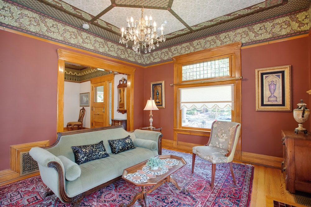 Victorian-style Cheesman Park Apt - 2 Mi to Dtwn