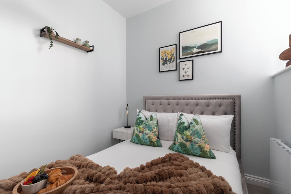 Elliot Oliver - Stylish 2 Bedroom Town Centre Apartment view 5
