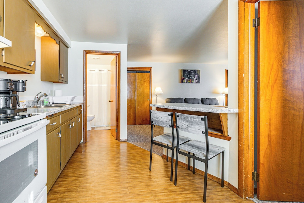 3 Mi to Lambeau Field: Ideally Located Townhome!