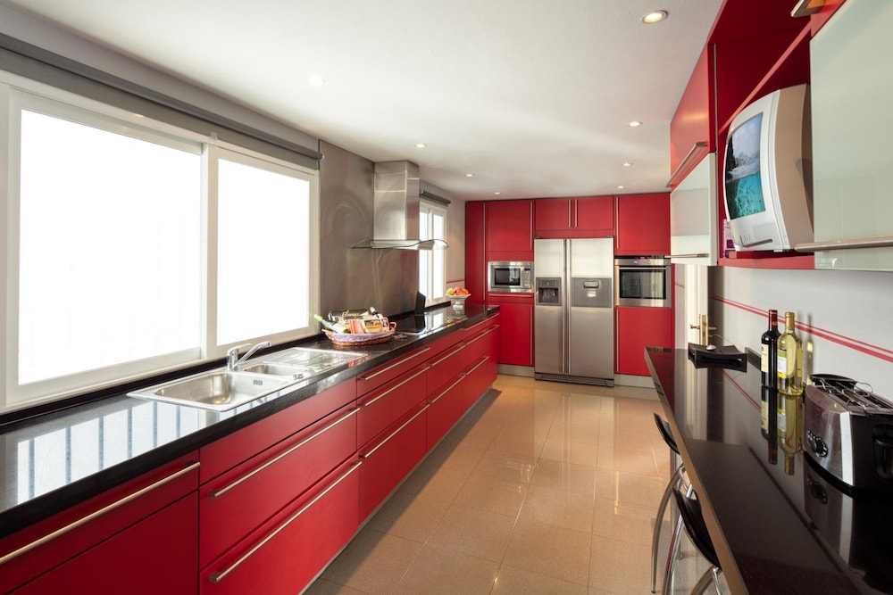 Large Luxury Family Villa 500m From Beach