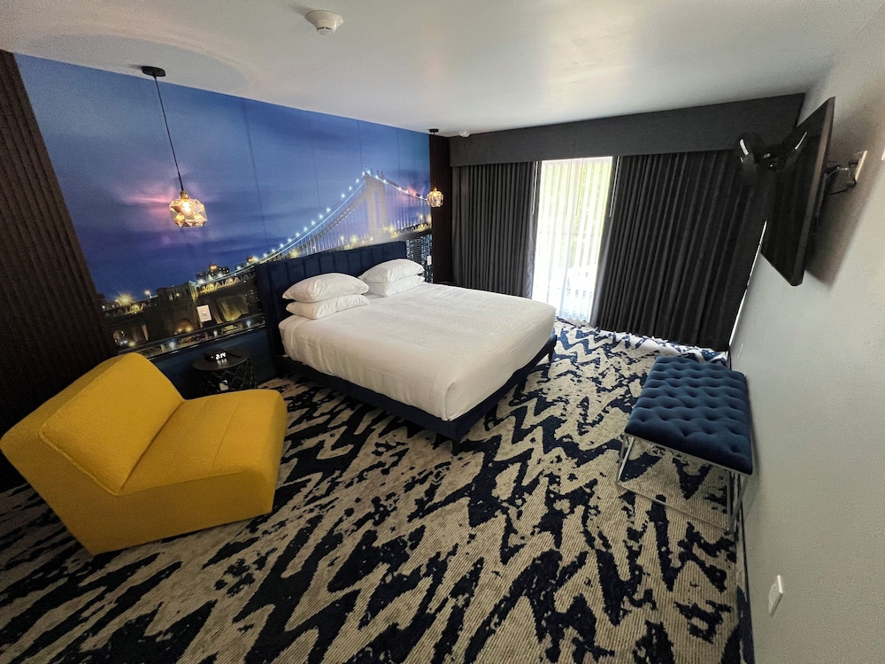Lighthouse Inn & Suites