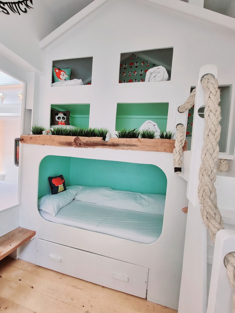 Family Seaside Cottage, 2 Mins to Seafront view 4