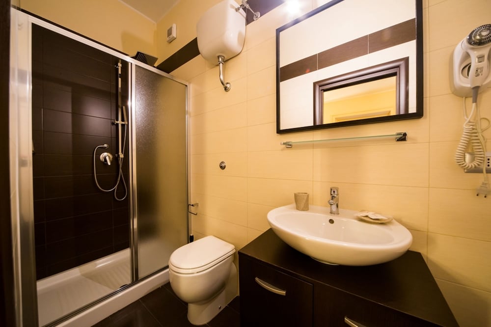 Mikale Rooms