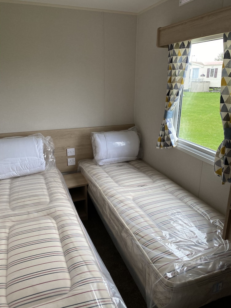 Charming 3-bed Holiday Home at Primrose Valley view 4