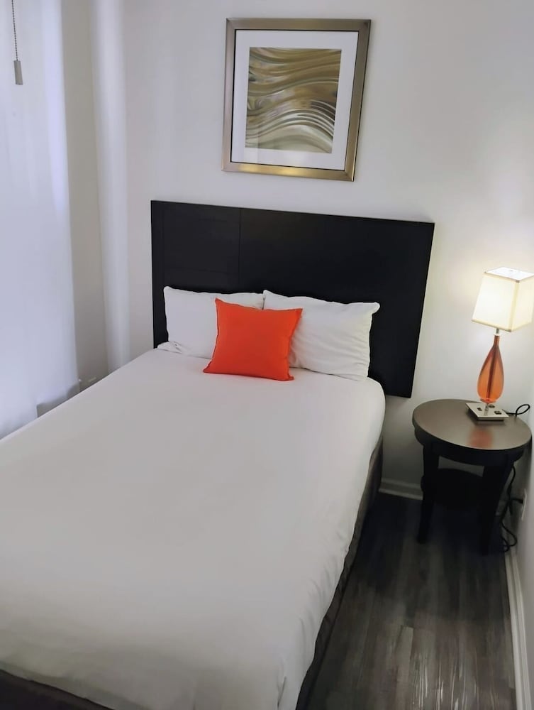 Spacious 3BR Detroit Apt Sleeps 7 + Wifi