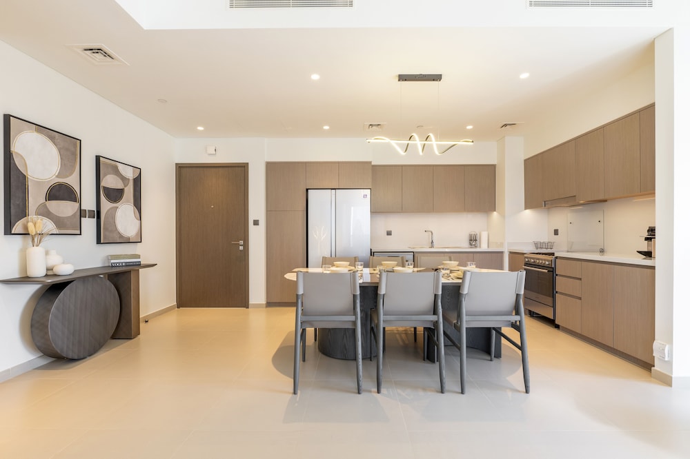 Act One Tower 2BR Luxury Apartment photo 2