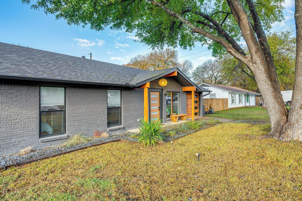 2 Mi to Dtwn: Austin Getaway w/ Natural Pool