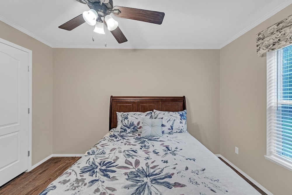 Lakeside Retreat W/ Beach Access & Kayaks 3 Bedroom Home