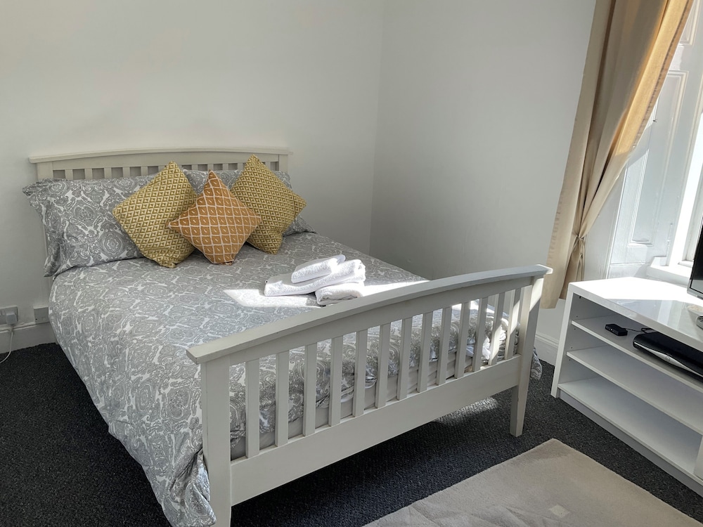 Immaculate 1-bed Apartment in Largs view 2