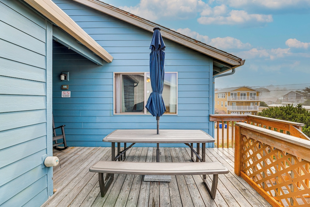 Walk to Beach: Dog-friendly Home in Lincoln City