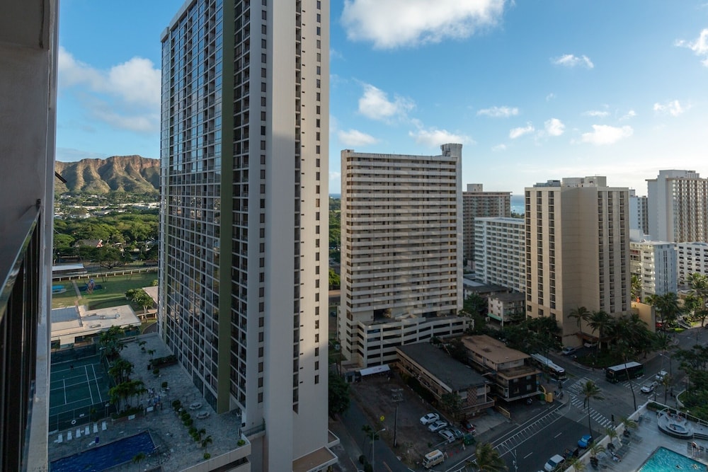 Hotel Updated Waikiki Condo with Mountain Views - 22nd floor, Free parking & WiFi by Koko Resort Vacation Rentals - Image 1