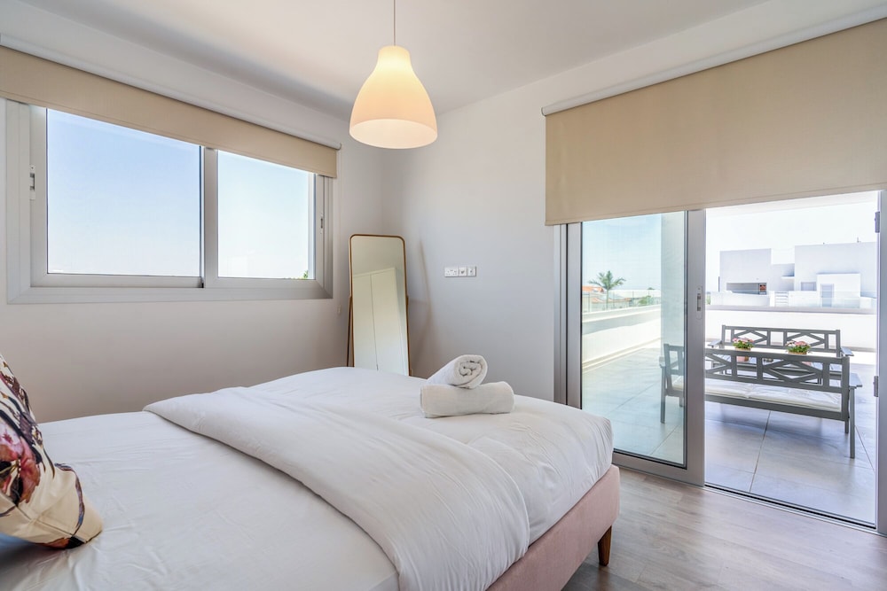 Harmonia 2-BR Apt W Pool in Livadia