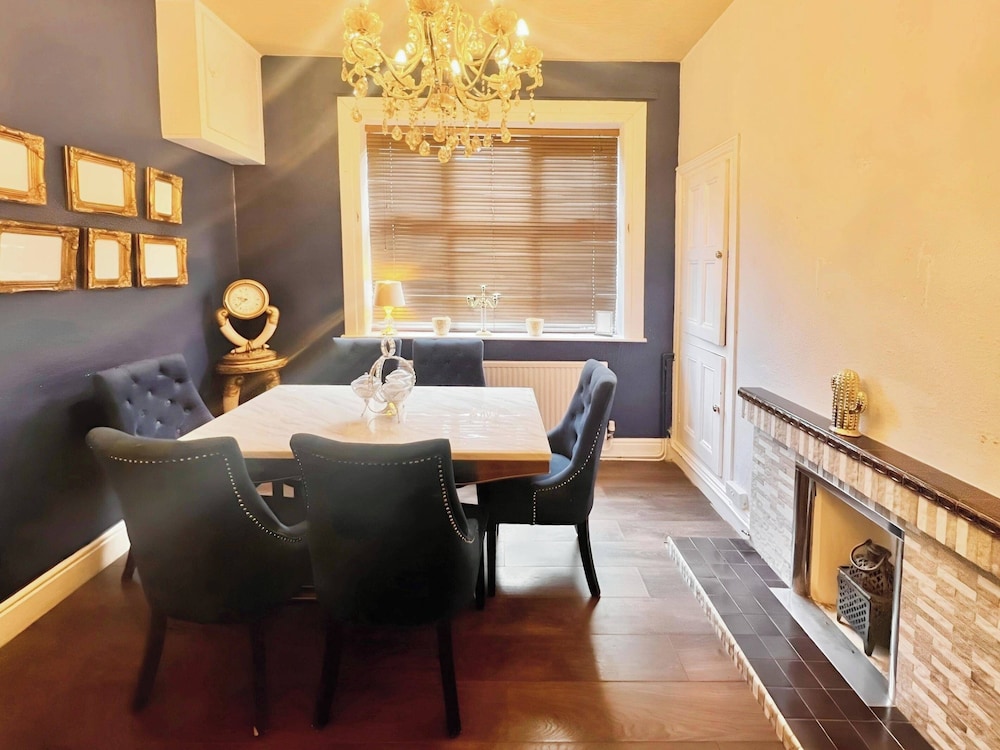 Hottub-garden-parking-sleeps10-10mintotown