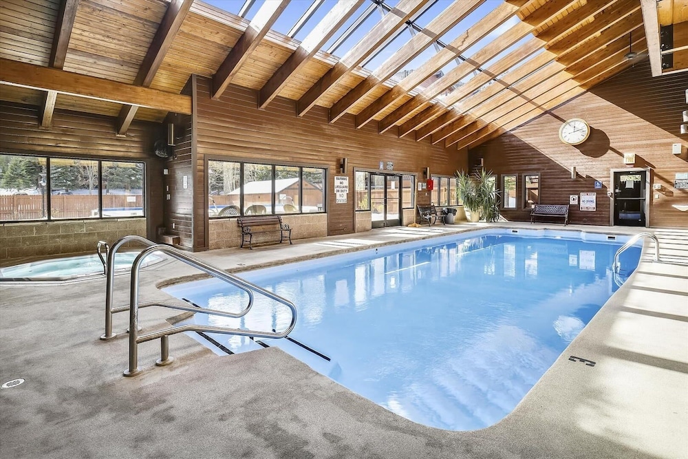Mountainside 155a 2 Bedroom Condo by RedAwning