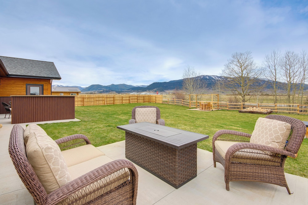 Red Lodge Home w/ Outdoor Kitchen & Fire Table! view 2