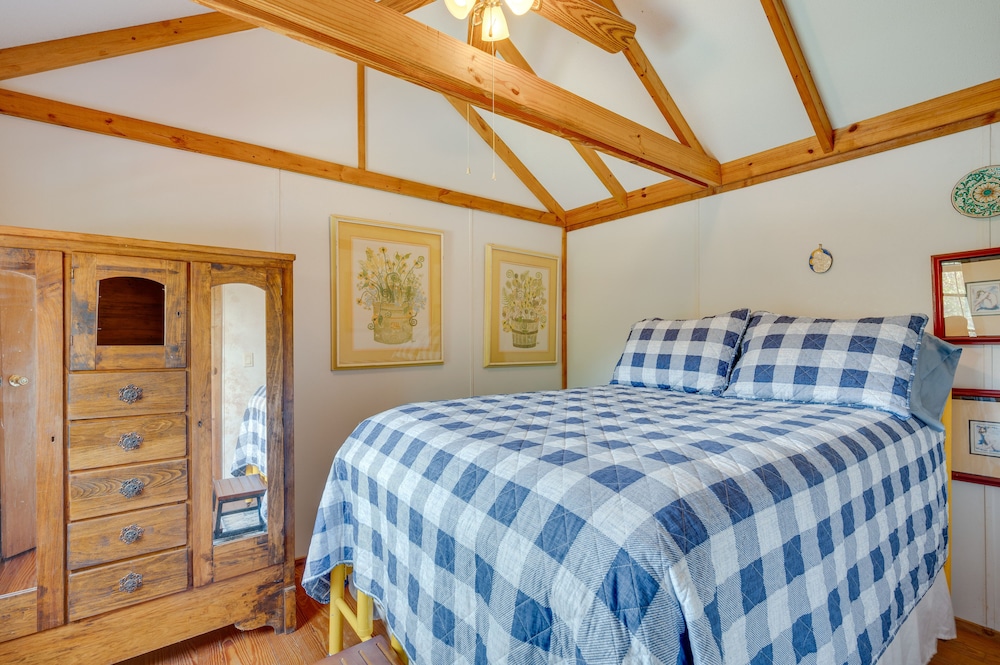 Buena Vista Cabin: Tranquil Haven Near Town Square view 2