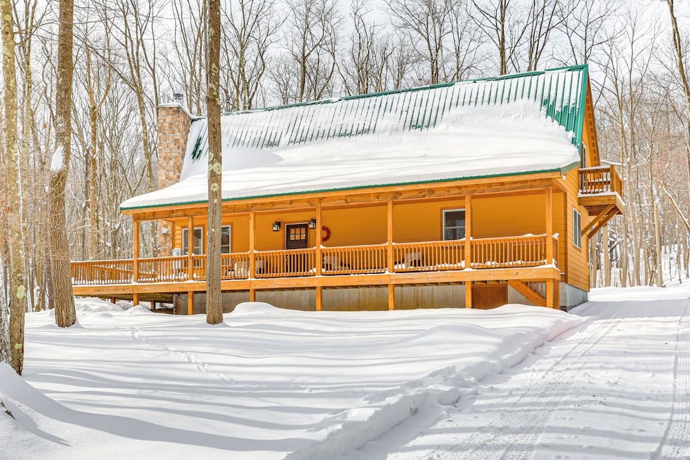 Hike, Ski & Raft: Terra Alta Cabin w/ Large Deck
