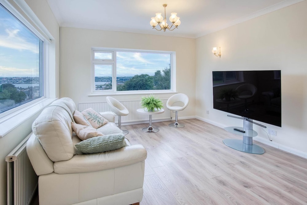 Longview - 4 Bedroom Holiday Home - Pembroke Dock