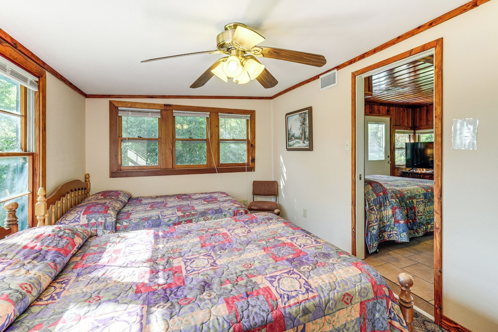 2 Mi to Fishing on Lake Whitney: Cottage w/ Deck