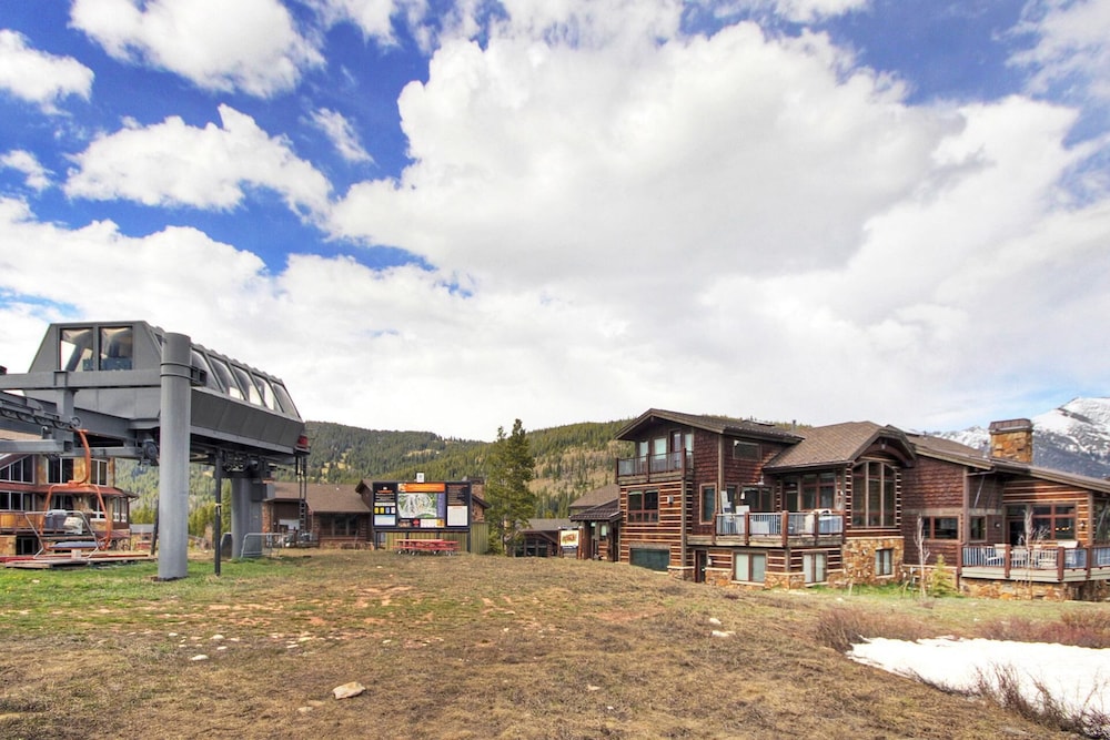 Beautiful Executive Ski-In Ski-Out Rooftop Hot tub - LR962 by RedAwning