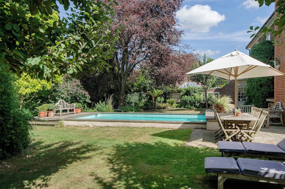 Beautiful Family Home w Garden Pool - Wimbledon