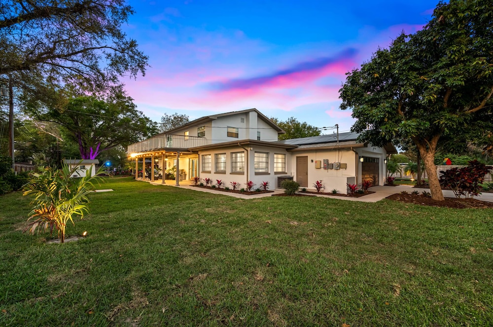 Luxury Retreat: Pool, Games, Basketball & More!