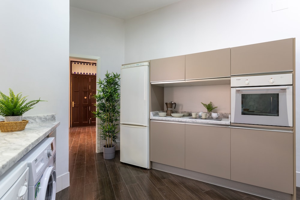 3 Bd Apartment With Balconies Next to Larios Street. Larios